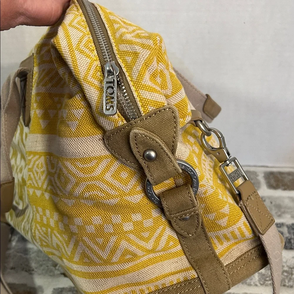 TOMS Weekender Medium Duffel Bag Gold Green Stripes Ikat Pattern Shoulder Strap - Picture 8 of 15